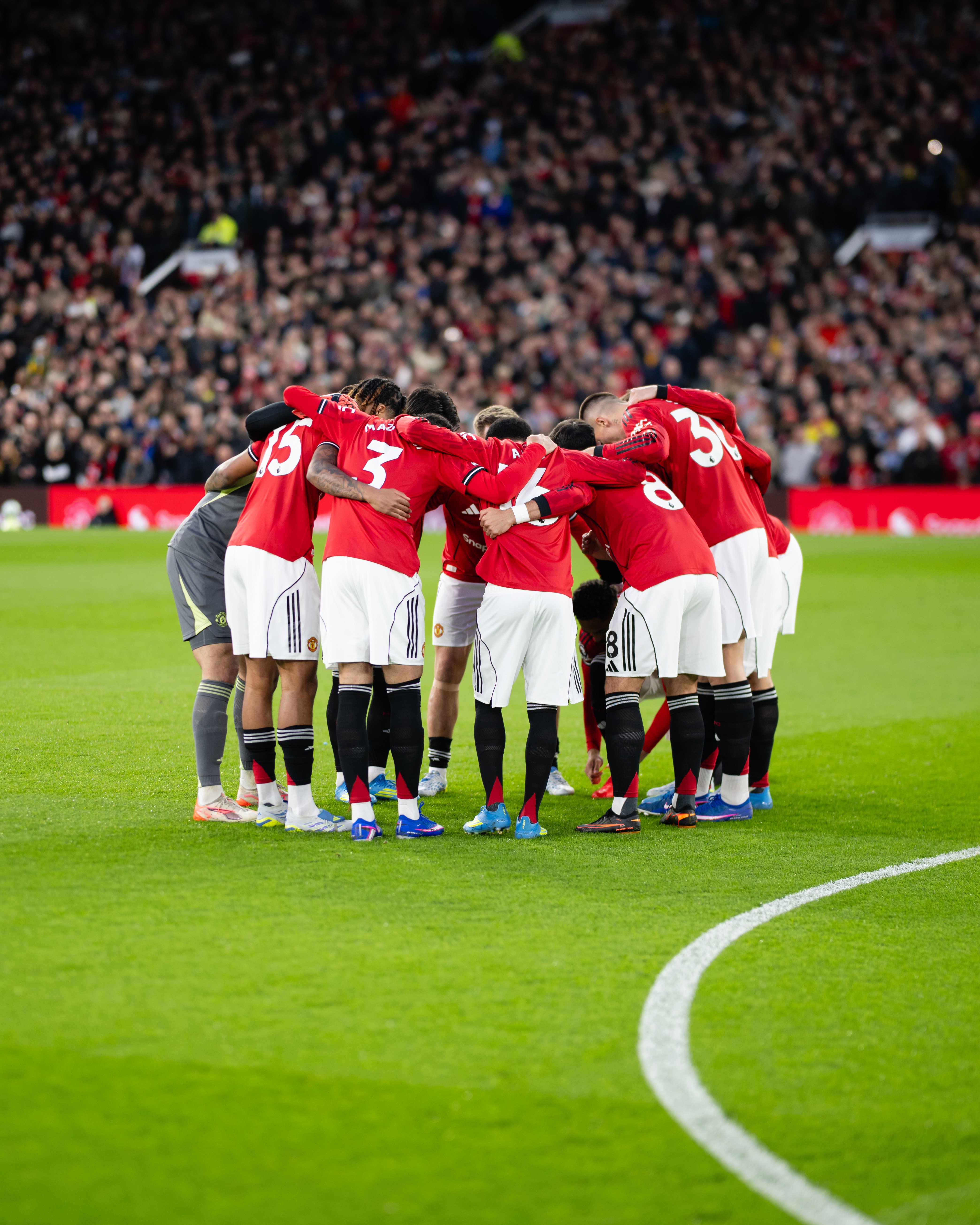 Man Utd players huddle before Leeds match