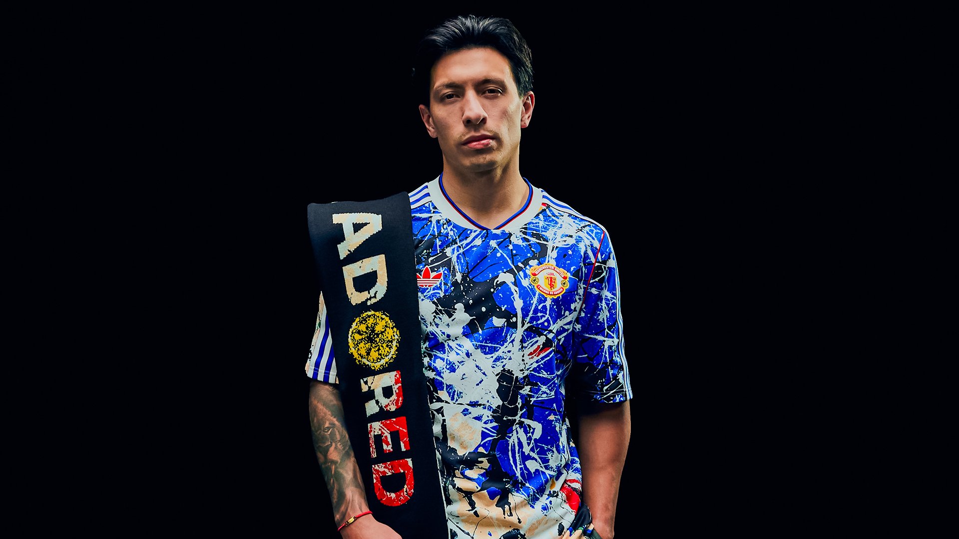 Lisandro Martinez wearing the Stone Roses jersey.