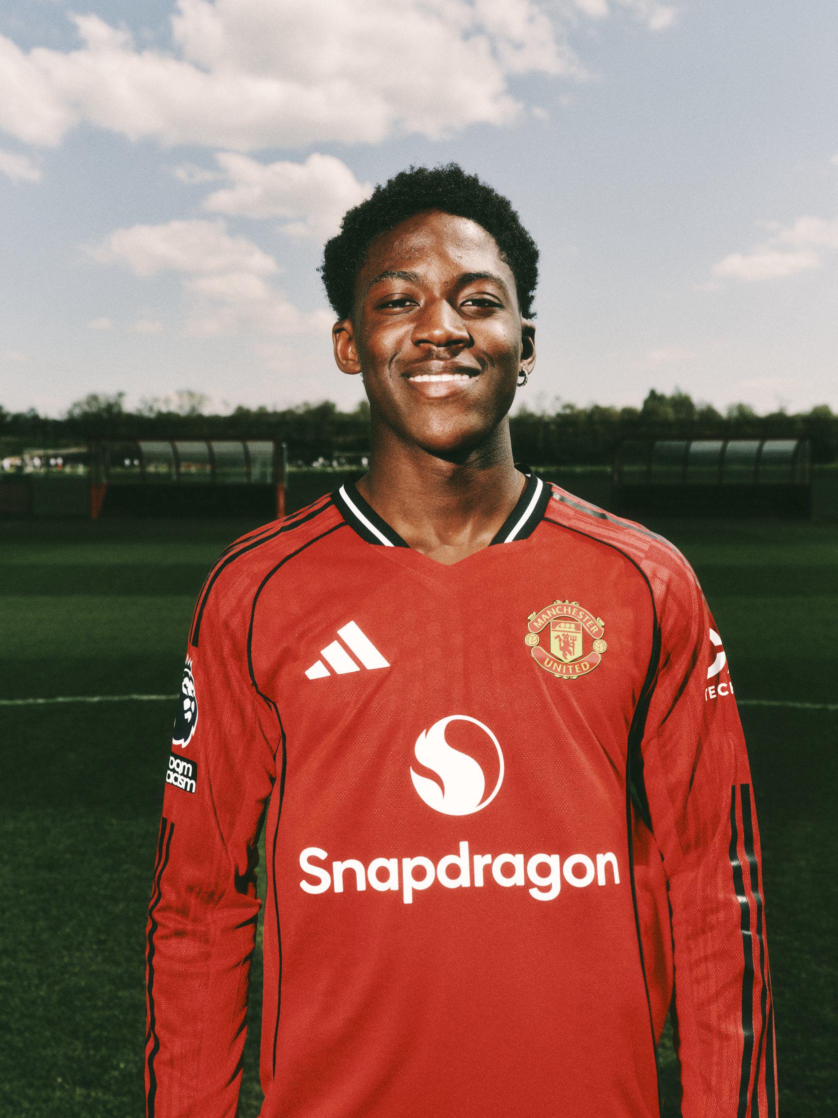 Kobbie Mainoo new contract announcement photo clean