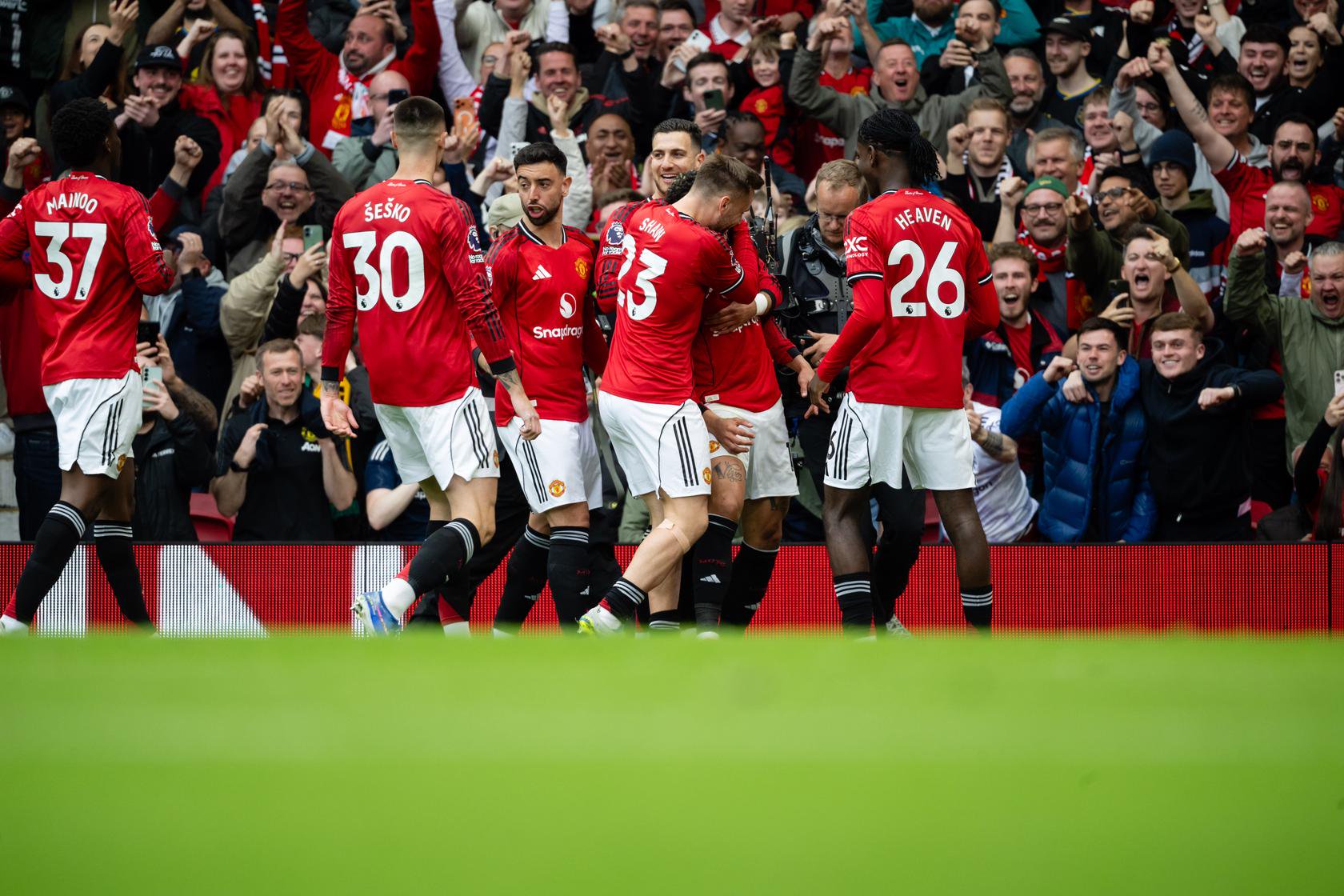 Man Utd's players celebrate Kobbie Mainoo's goal against Liverpool
