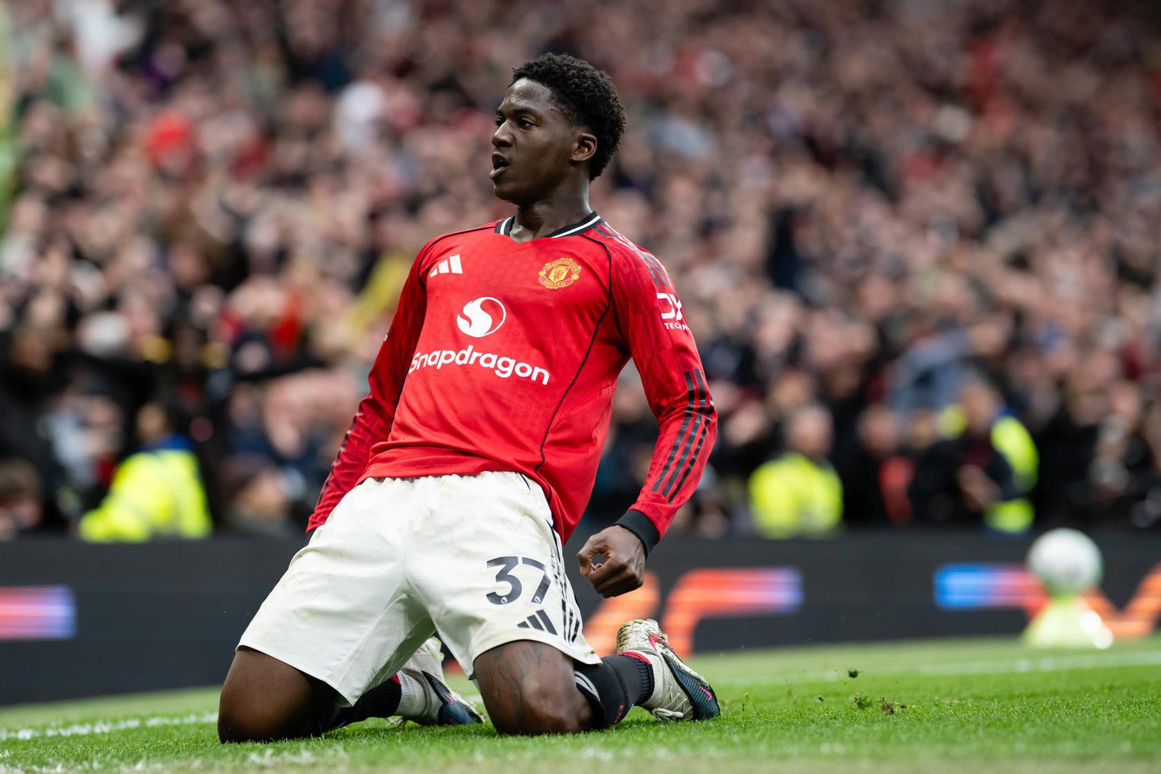 Image – Academy graduates Kobbie Mainoo knee slide