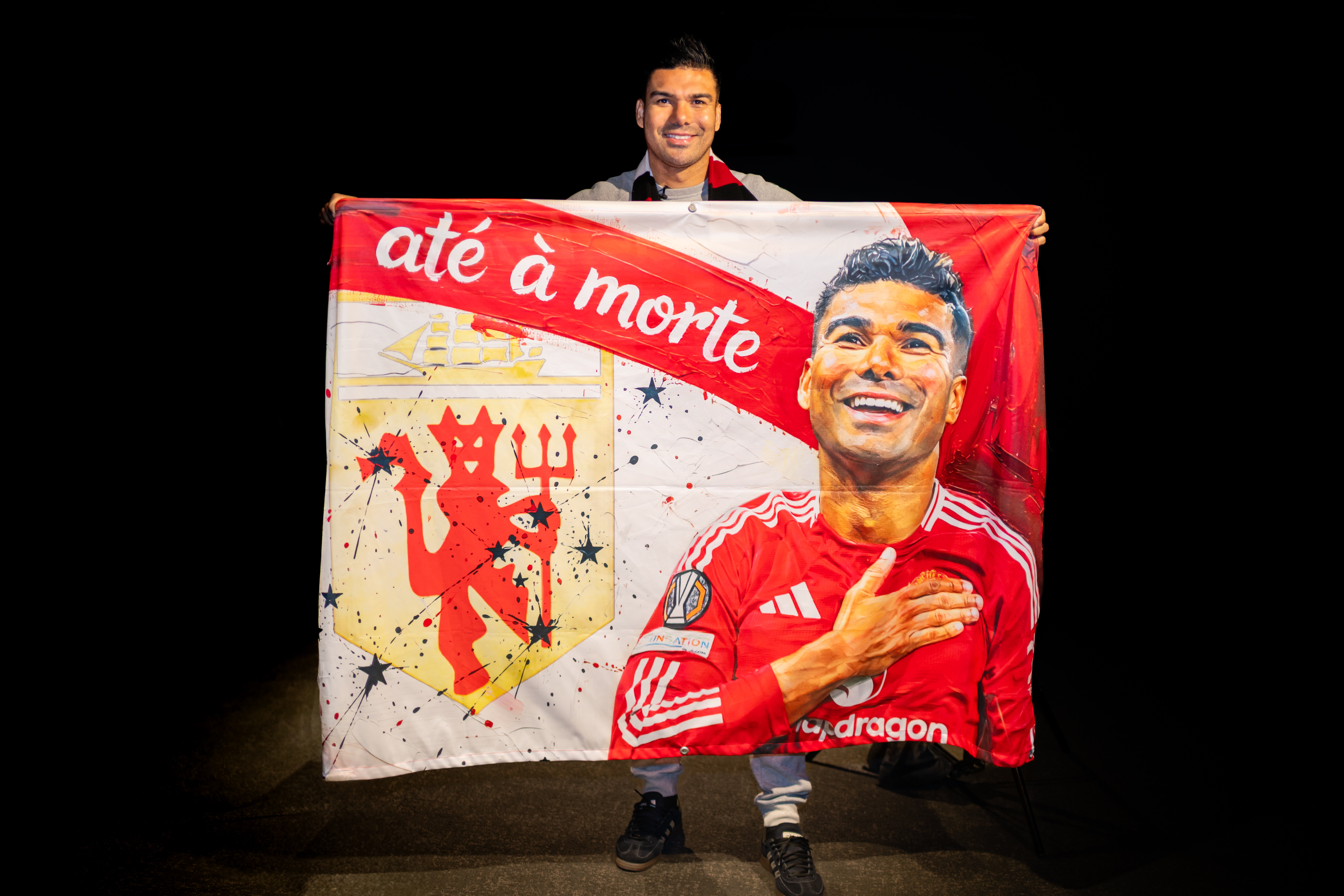 Casemiro holding Ate A Morte flag