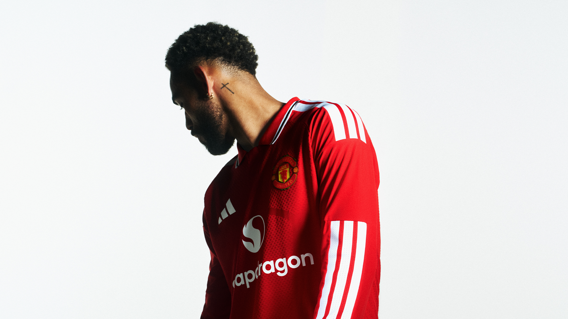 Matheus Cunha in new home shirt