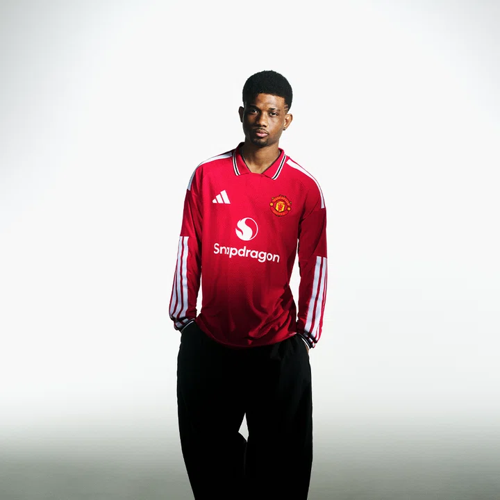 Amad in long sleeves
