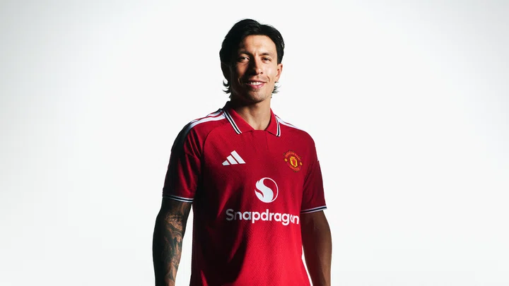 Lisandro Martinez in home shirt