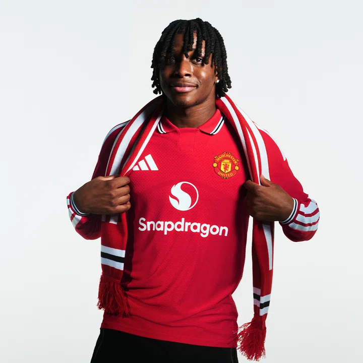 Patrick Dorgu with scarf on in 2026/27 home kit