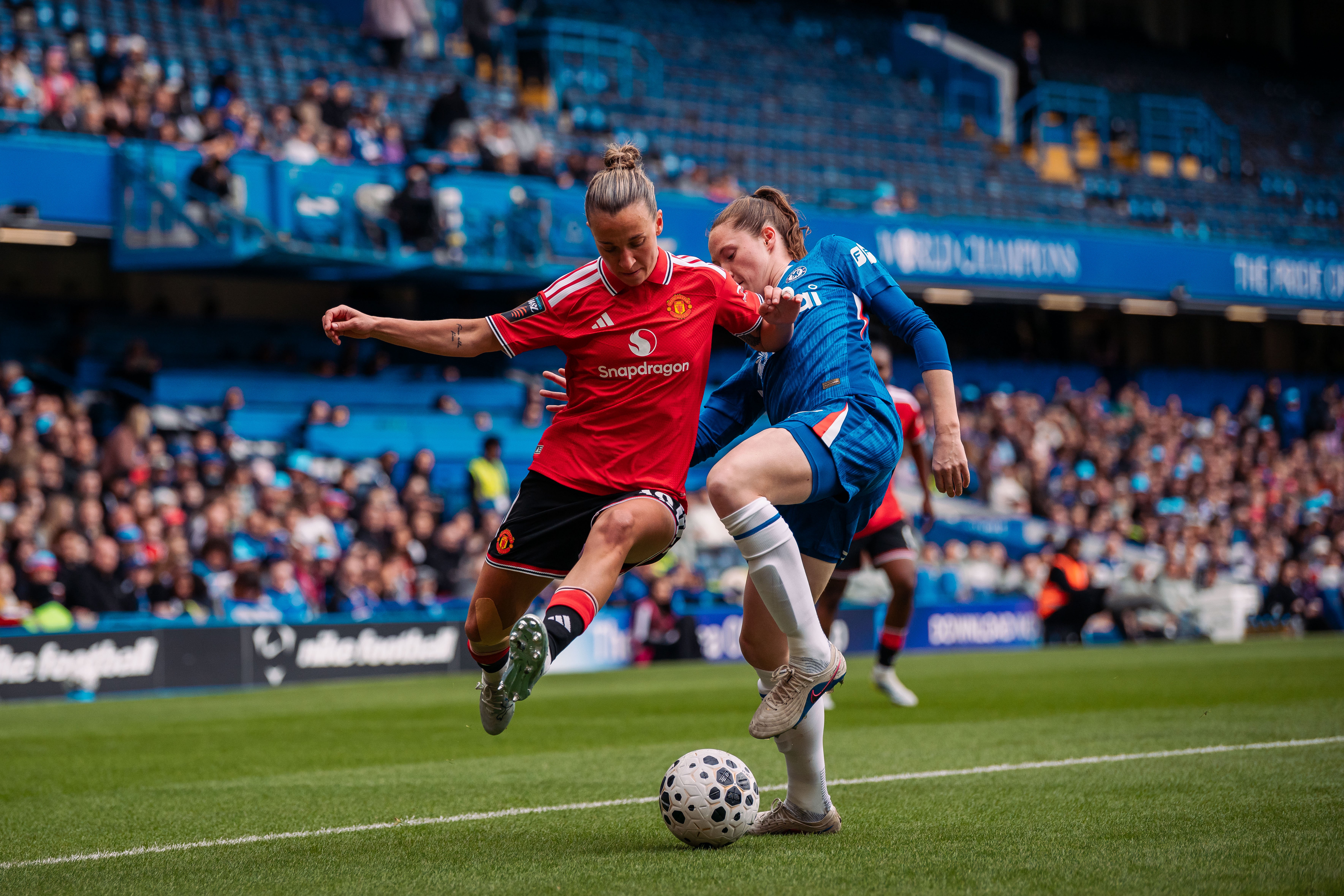 Julia Zigiotti challenges for ball v Chelsea | 16 May 2026