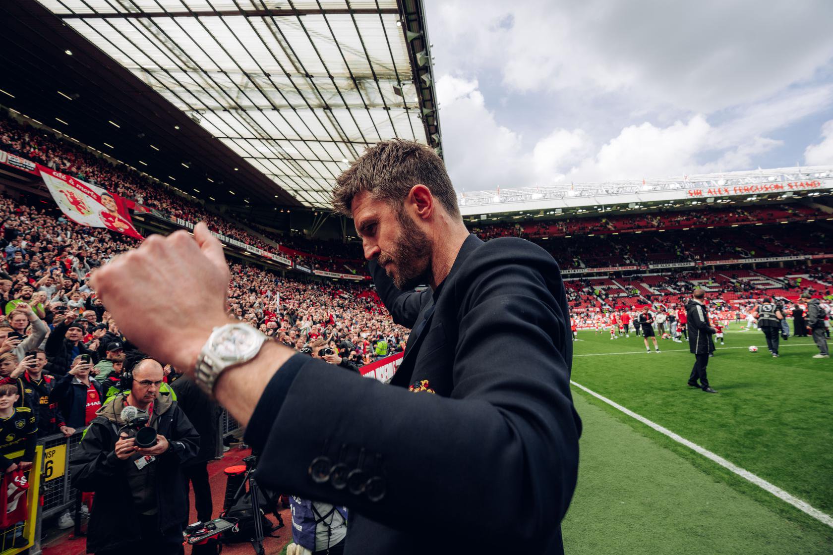 Image: Michael Carrick salutes fans before walking down tunnel