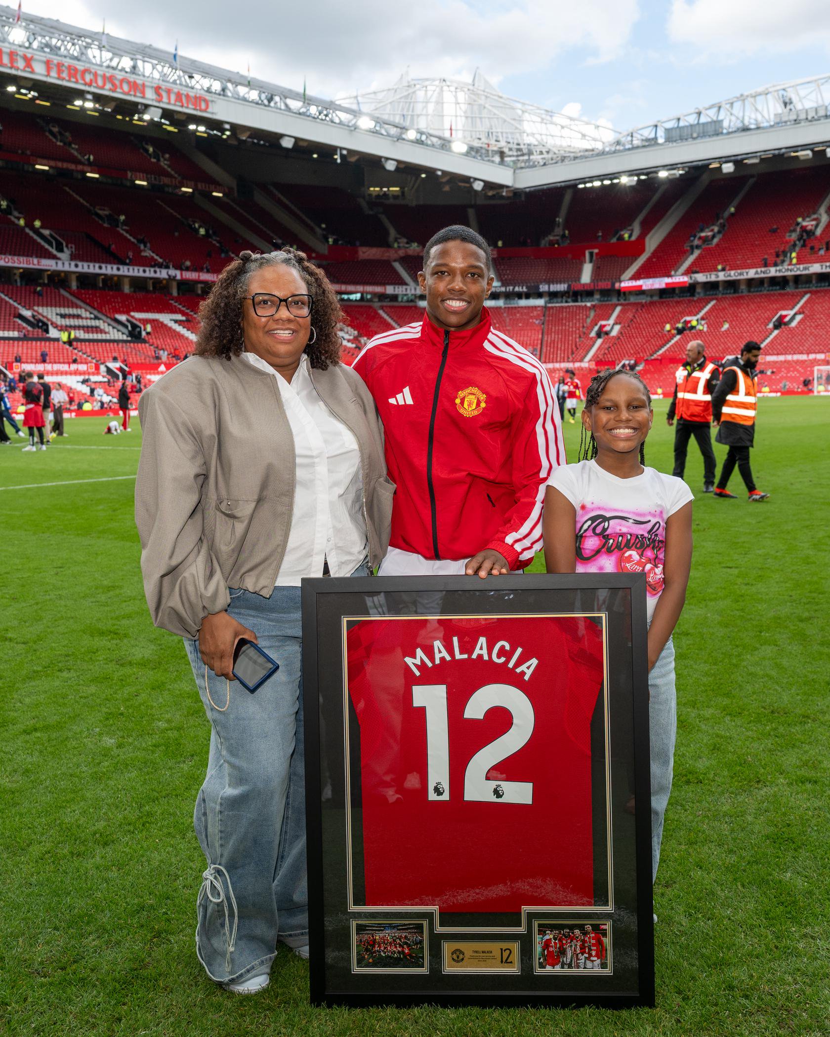 Tyrell Malacia poses with his family