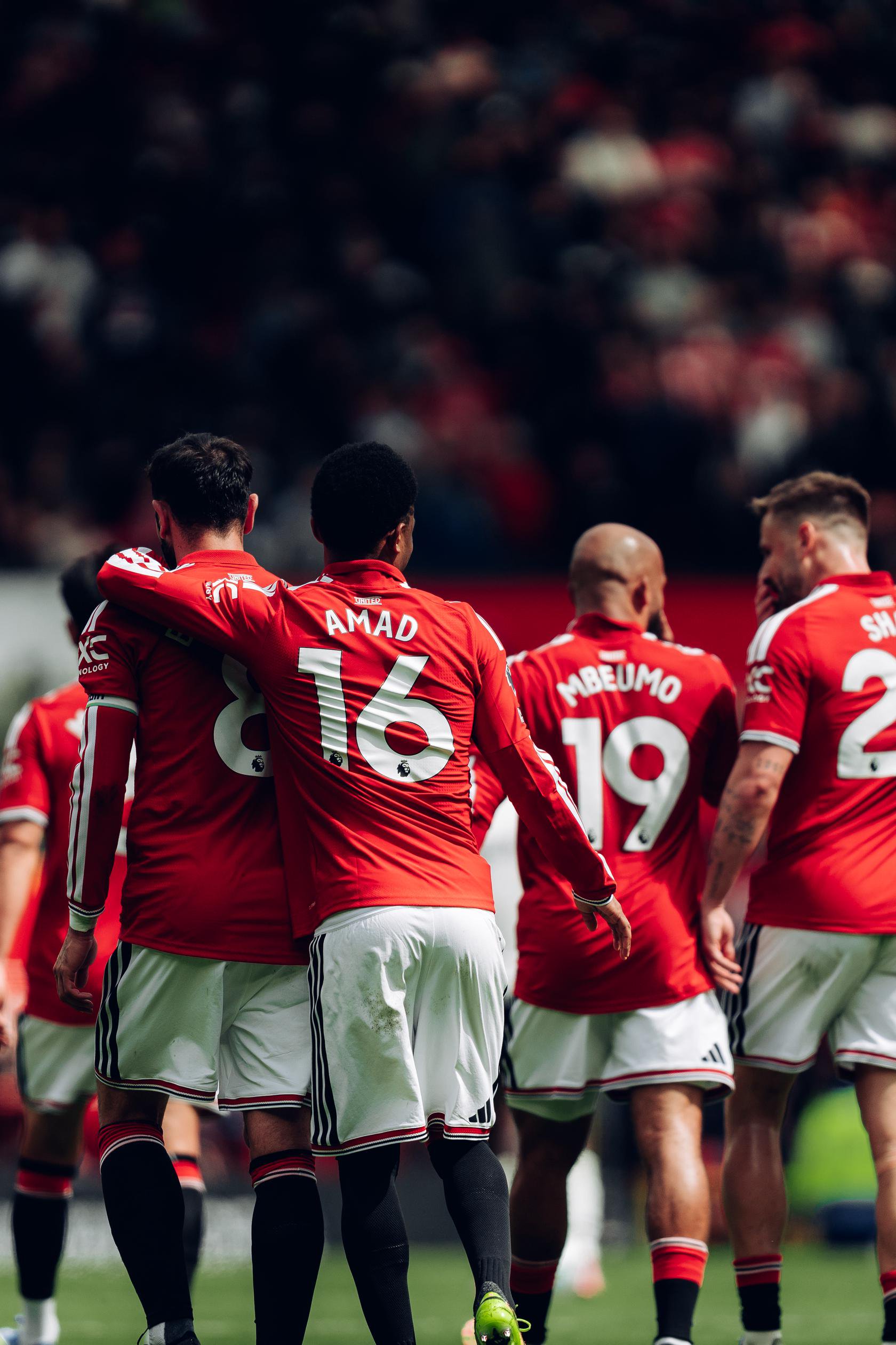 Amad hugs Bruno Fernandes as United celebrate