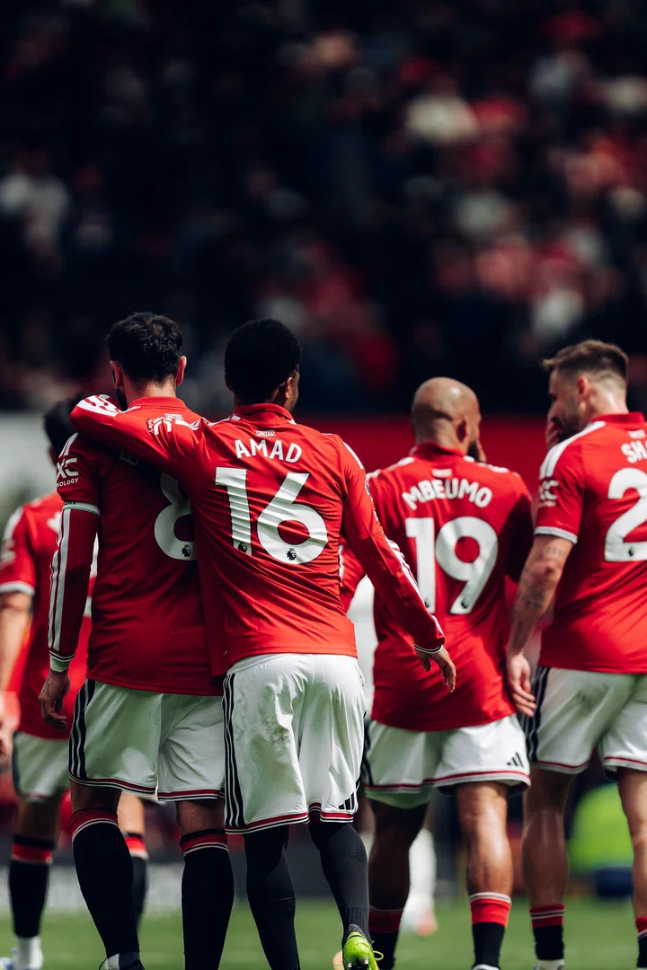 Amad hugs Bruno Fernandes as United celebrate