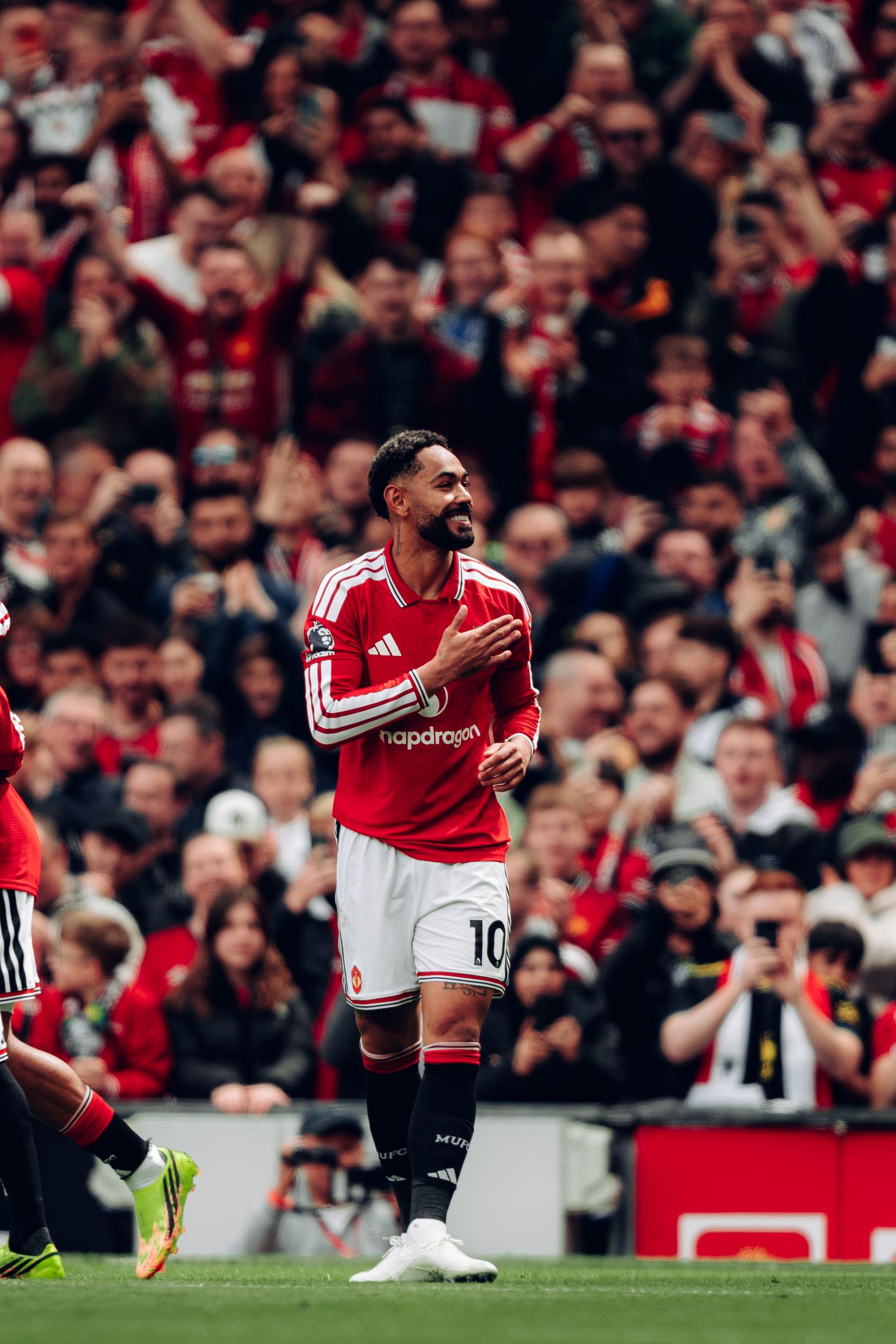 Matheus Cunha respects the badge.