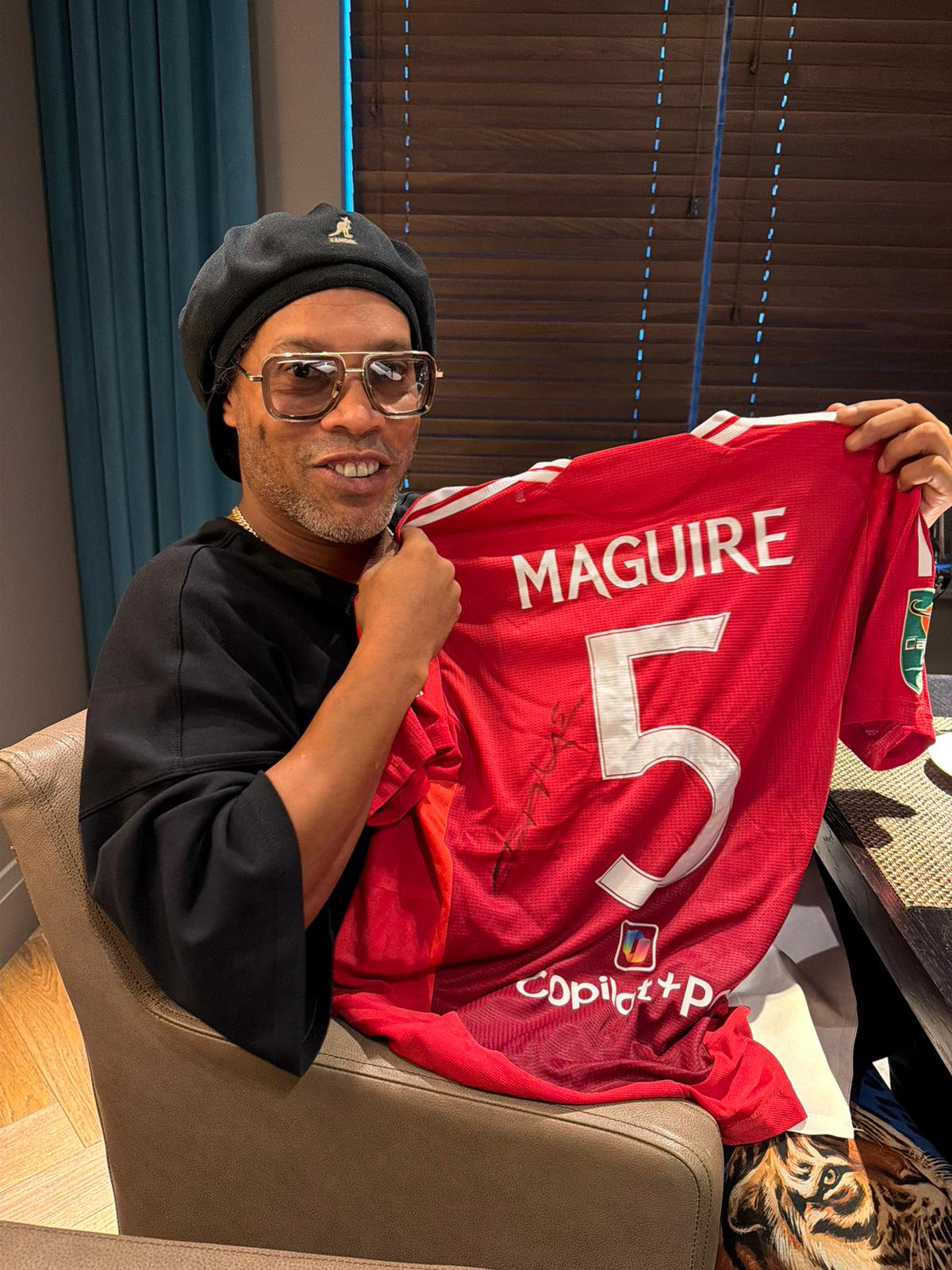 Image: Ronaldinho with Harry Maguire shirt