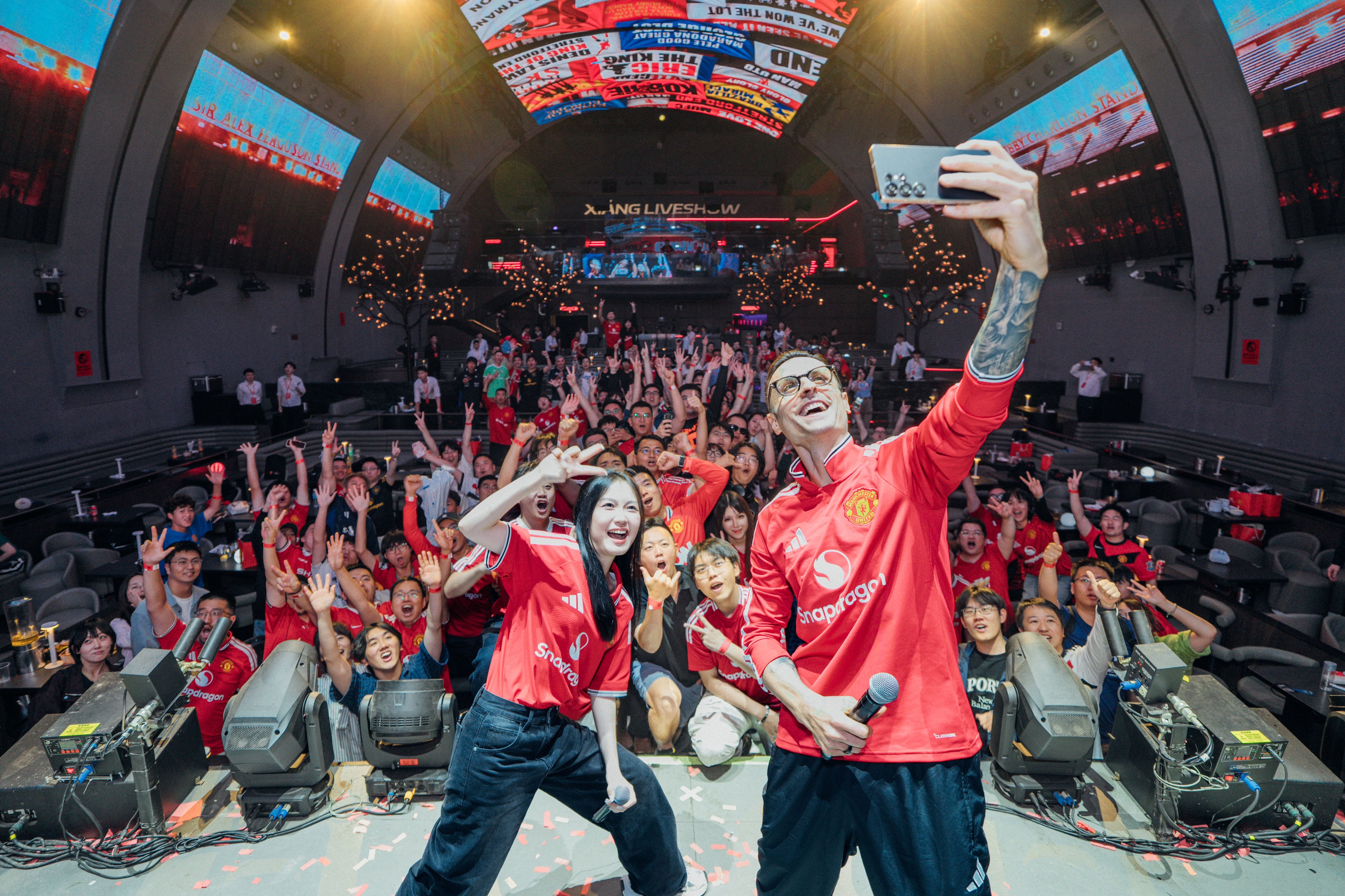 Dimitar Berbatov takes selfie at ILOVEUNITED Shanghai 2026