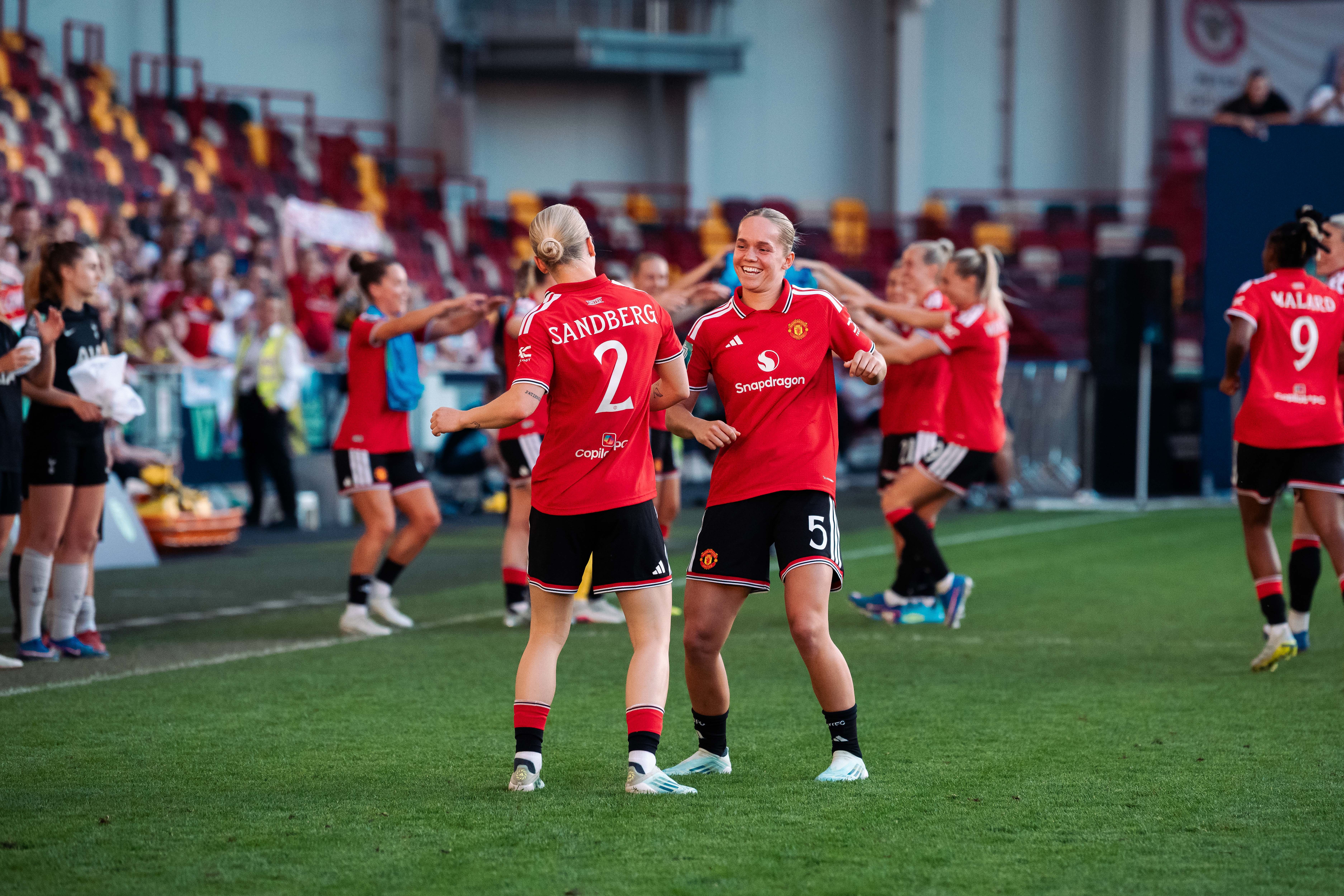 Image of Hanna Lundkvist and Anna Sandberg celebrating at World Sevens 2026