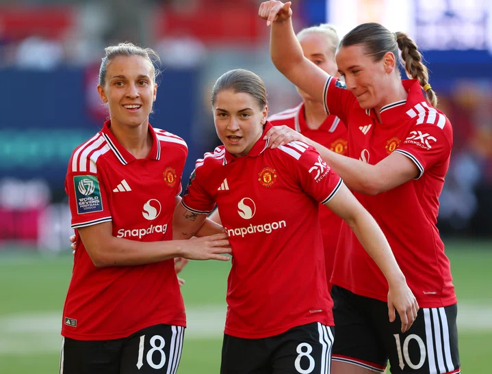Image of Terland pointing at Park with Zigiotti at World Sevens