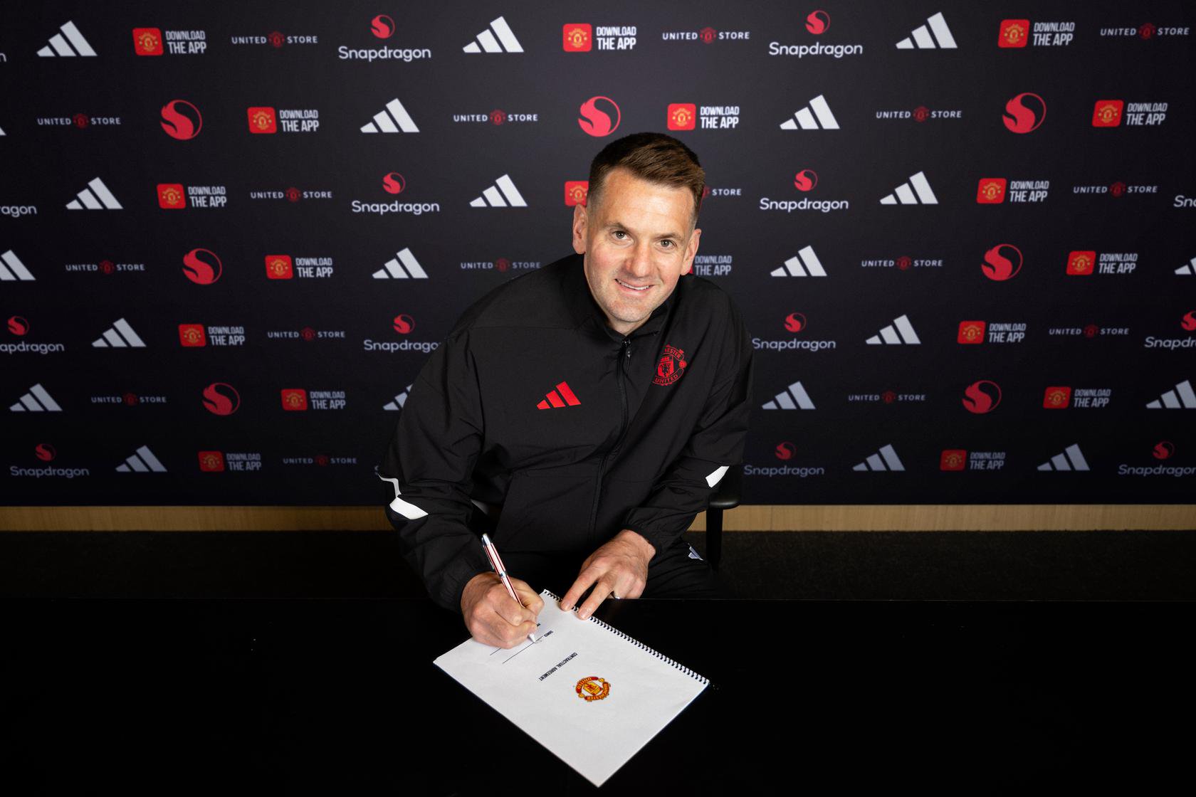Tom Heaton signs contract