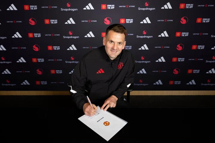 Tom Heaton signs contract