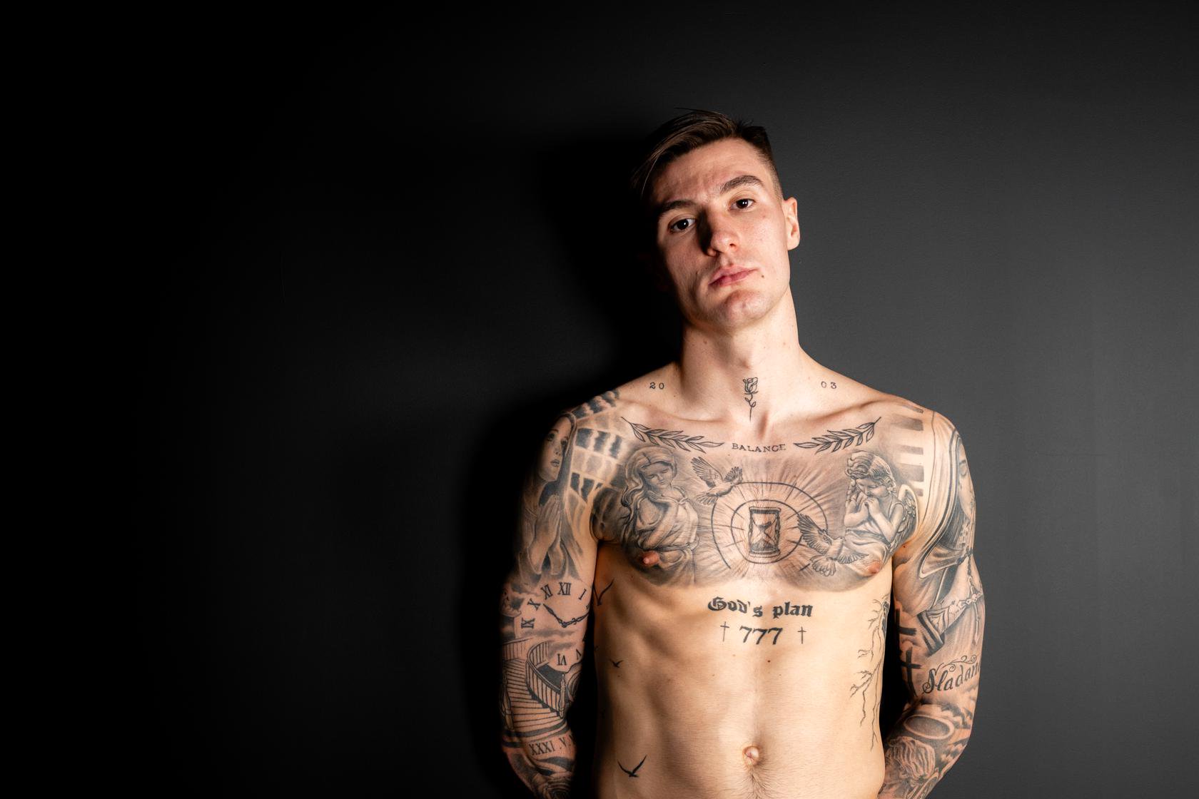 Image: Benjamin Sesko tattoos wide shot 1