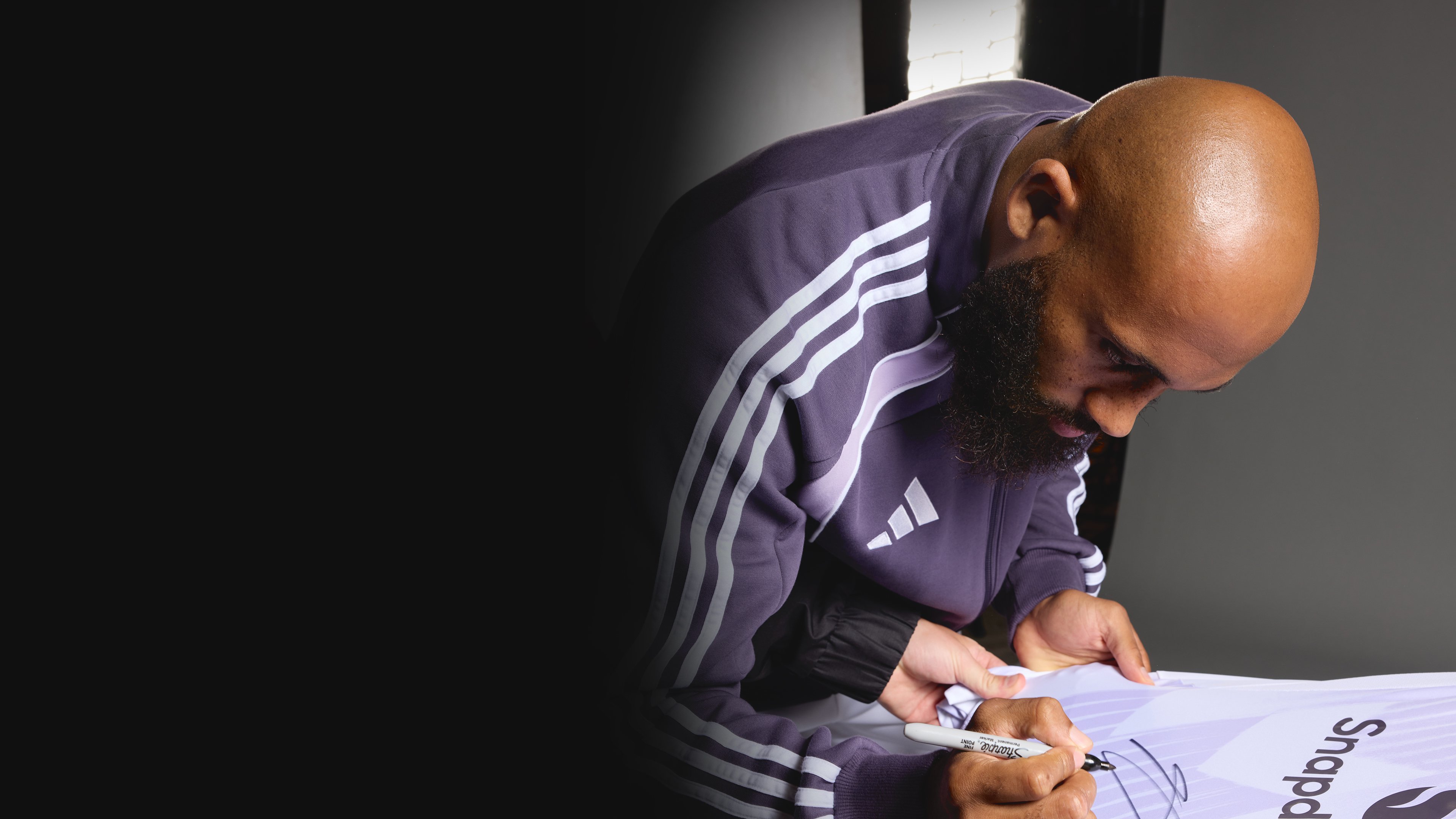 Mbeumo signs shirt