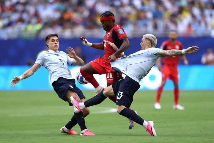 Manuel Ugarte battling against Cape Verde
