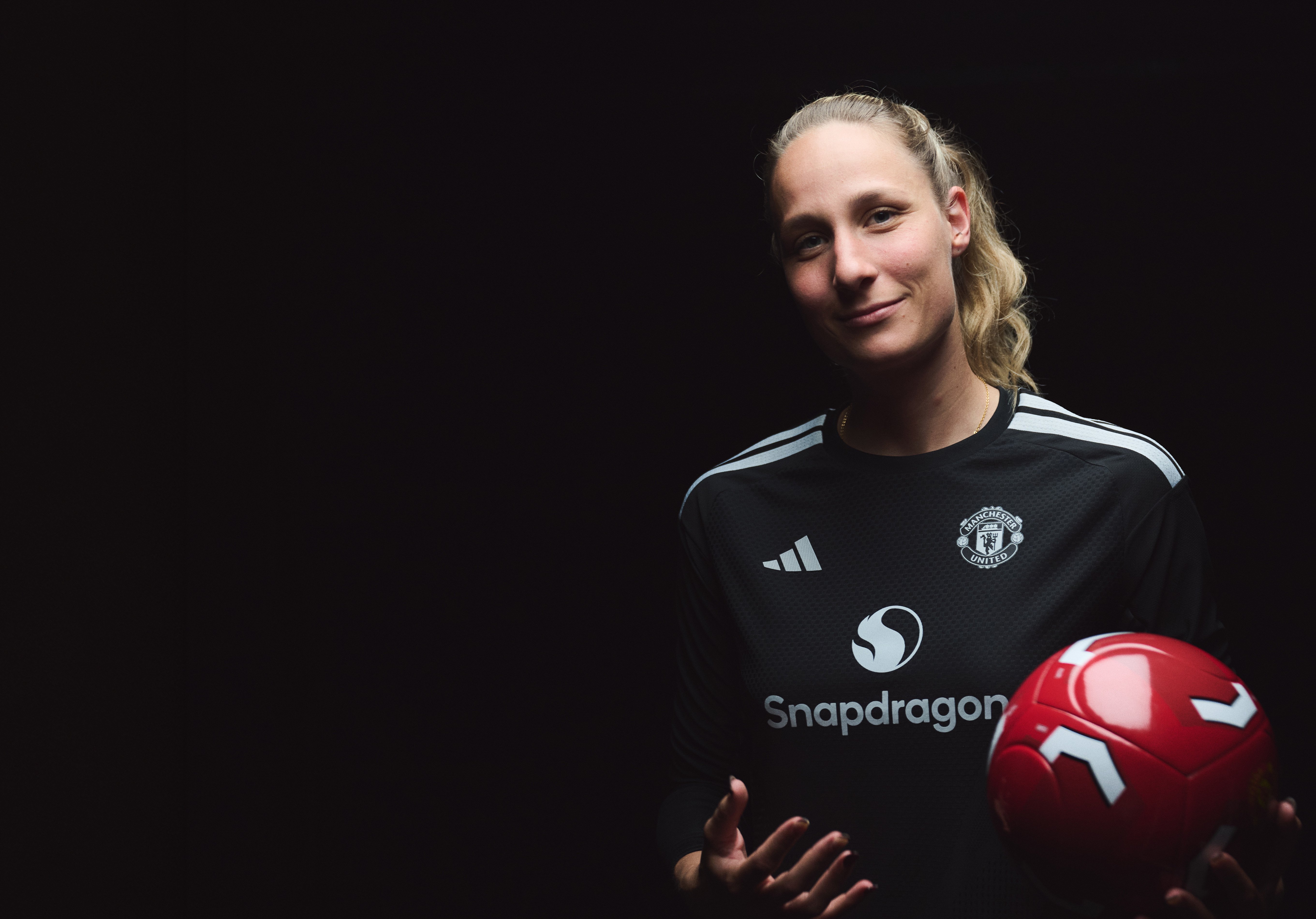 Janina Leitzig hero signing image