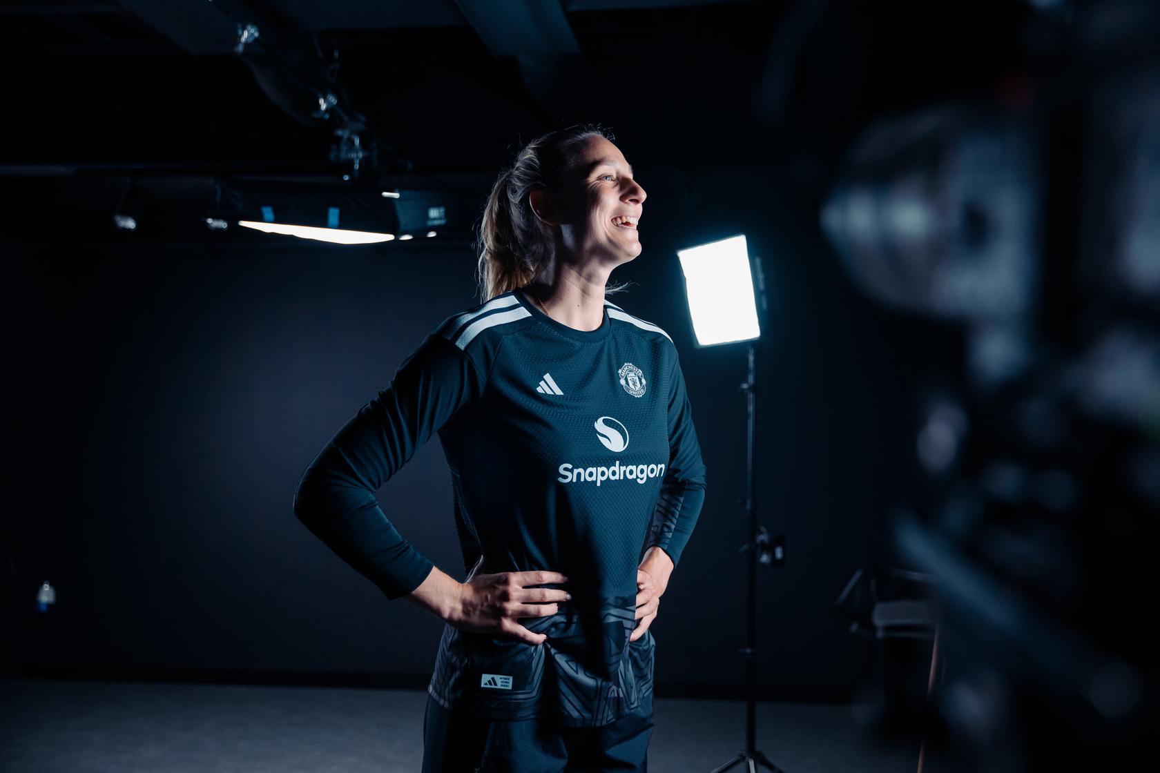 Janina Leitzig signing interview image BTS