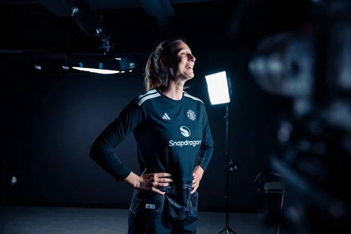 Janina Leitzig signing interview image BTS