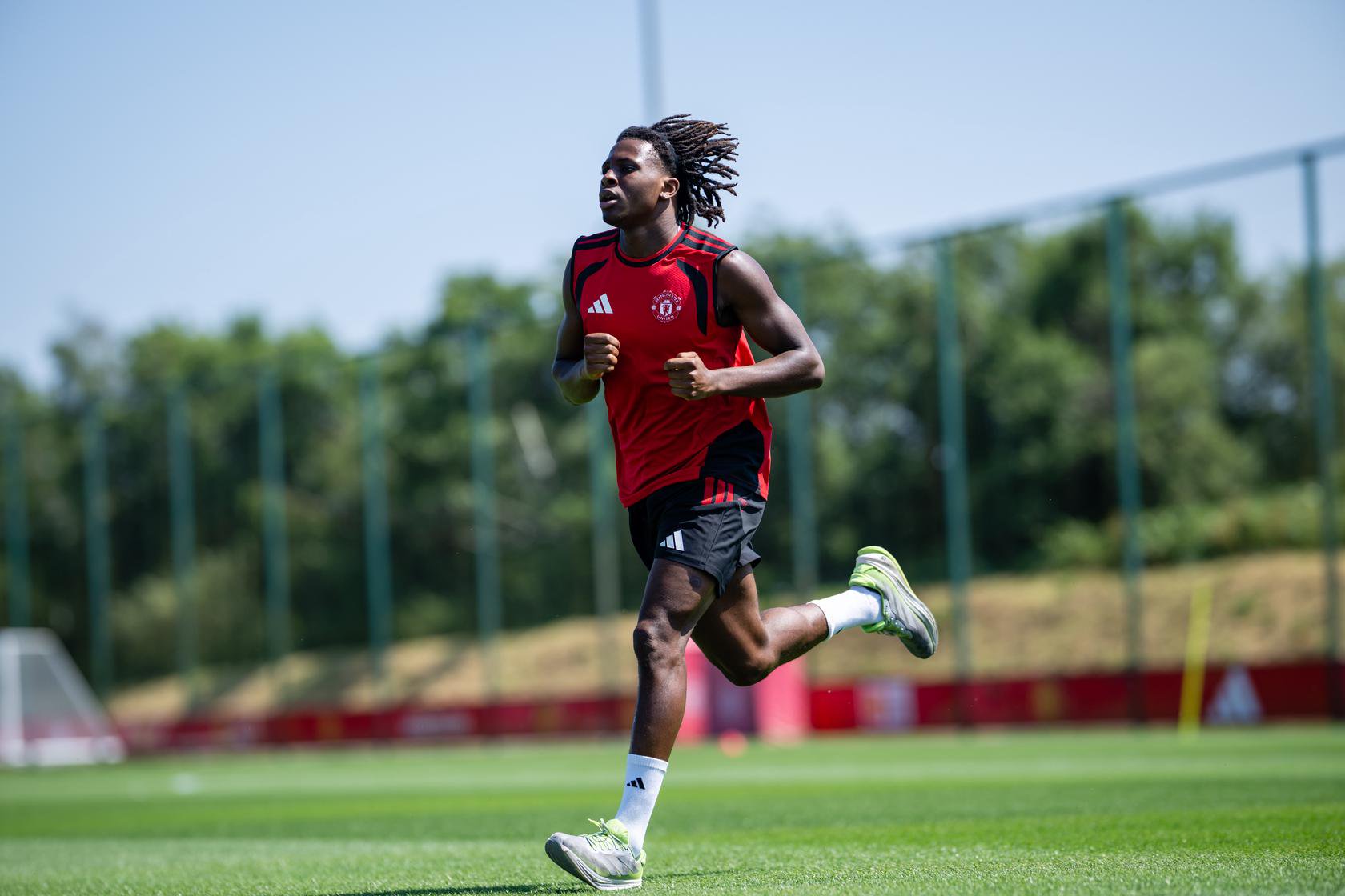 Patrick Chinazaekpere Dorgu running on day one of United pre-season 2026