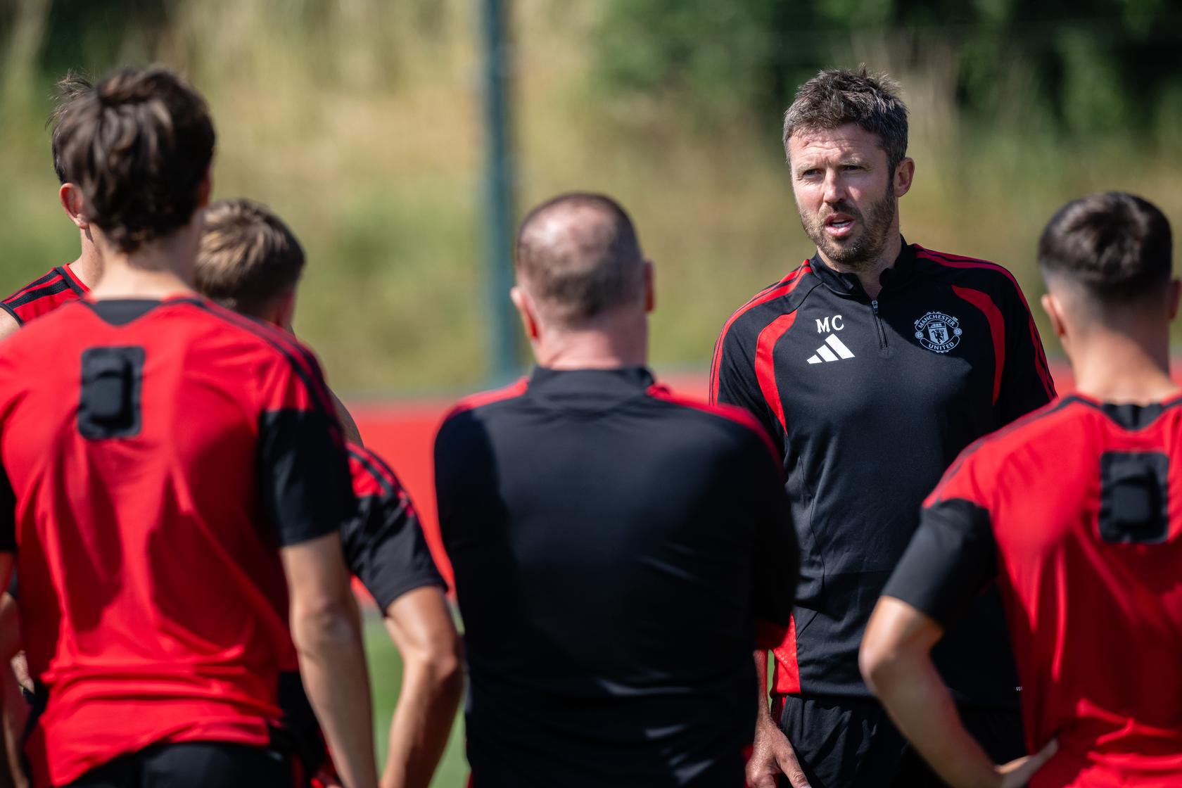 Michael Carrick addresses Manchester United players at training 13 July 2026