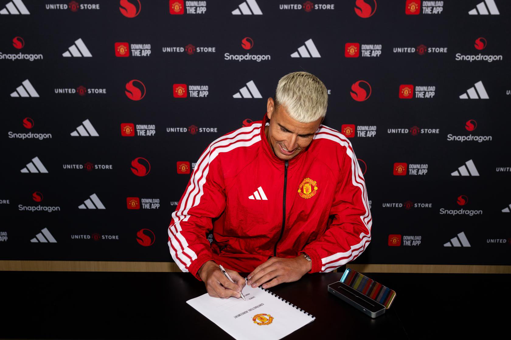 Karl Darlow signs Manchester United contract