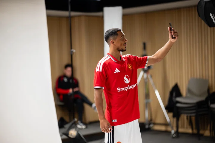 Youri Tielemans takes a selfie