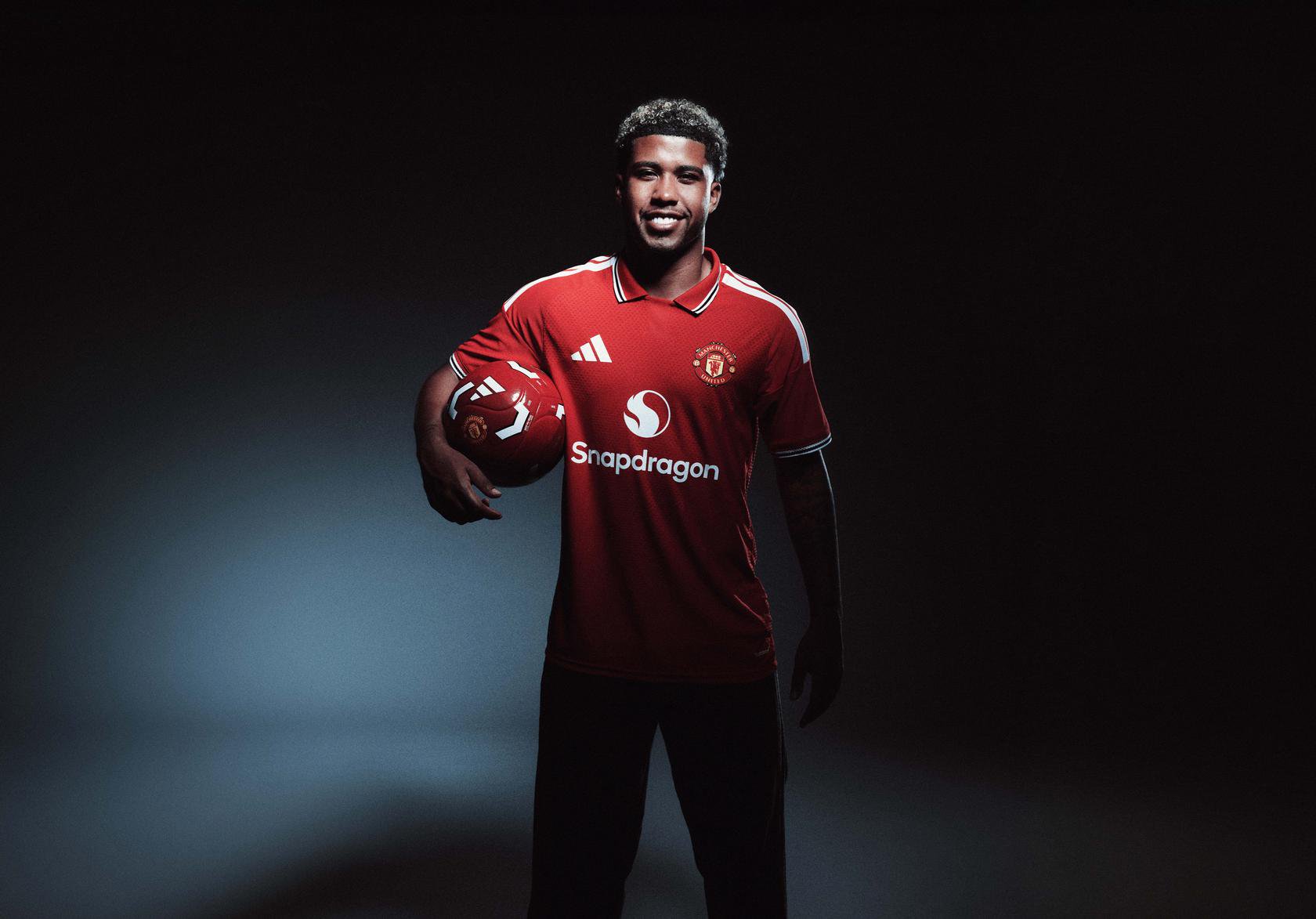 IMAGE - Santos Signs for United