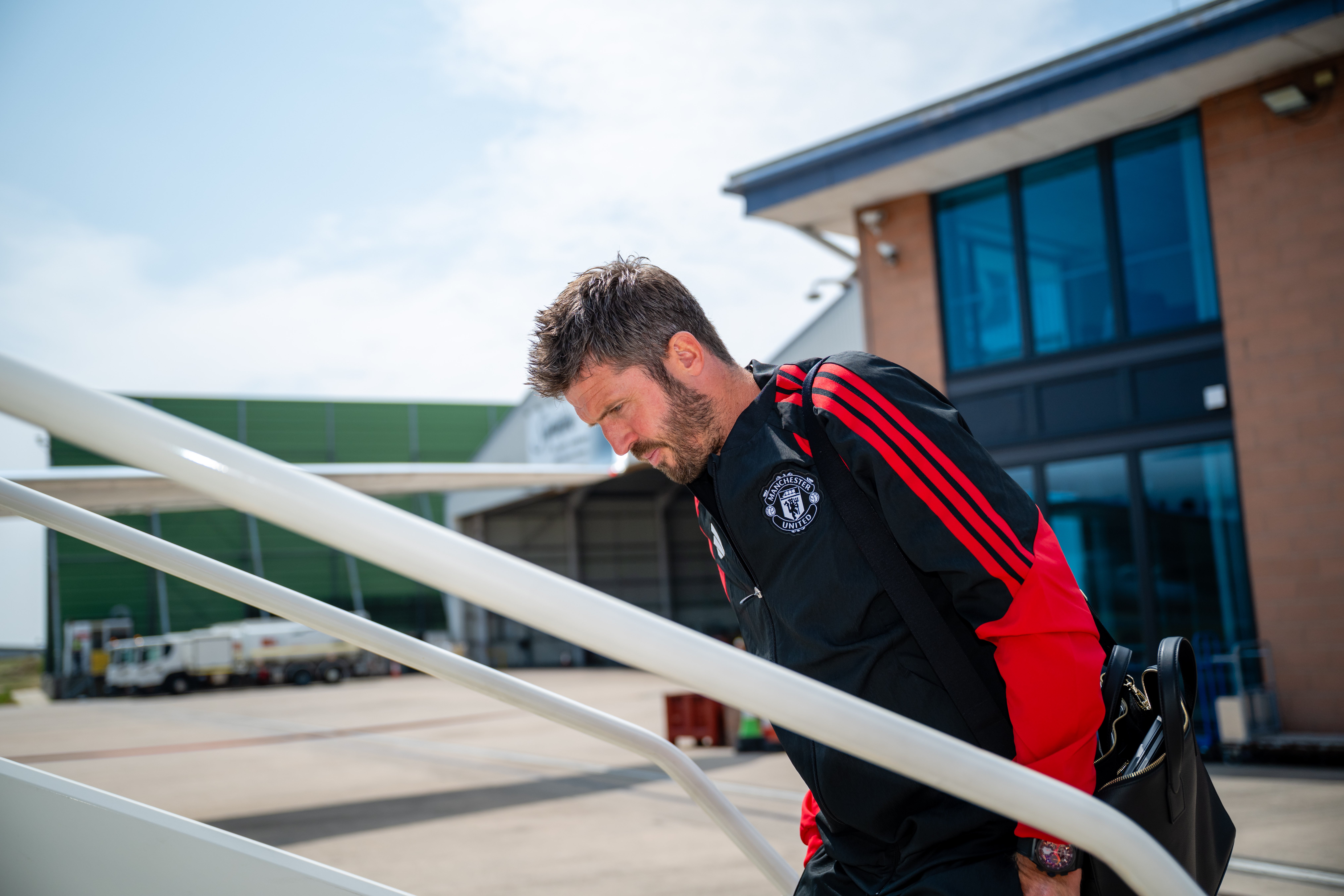 Michael Carrick boards plane for Wrexham game in Helsinki