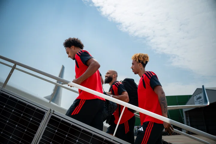 Zirkzee, Mbeumo and Yoro board plane for Wrexham game in Helsinki