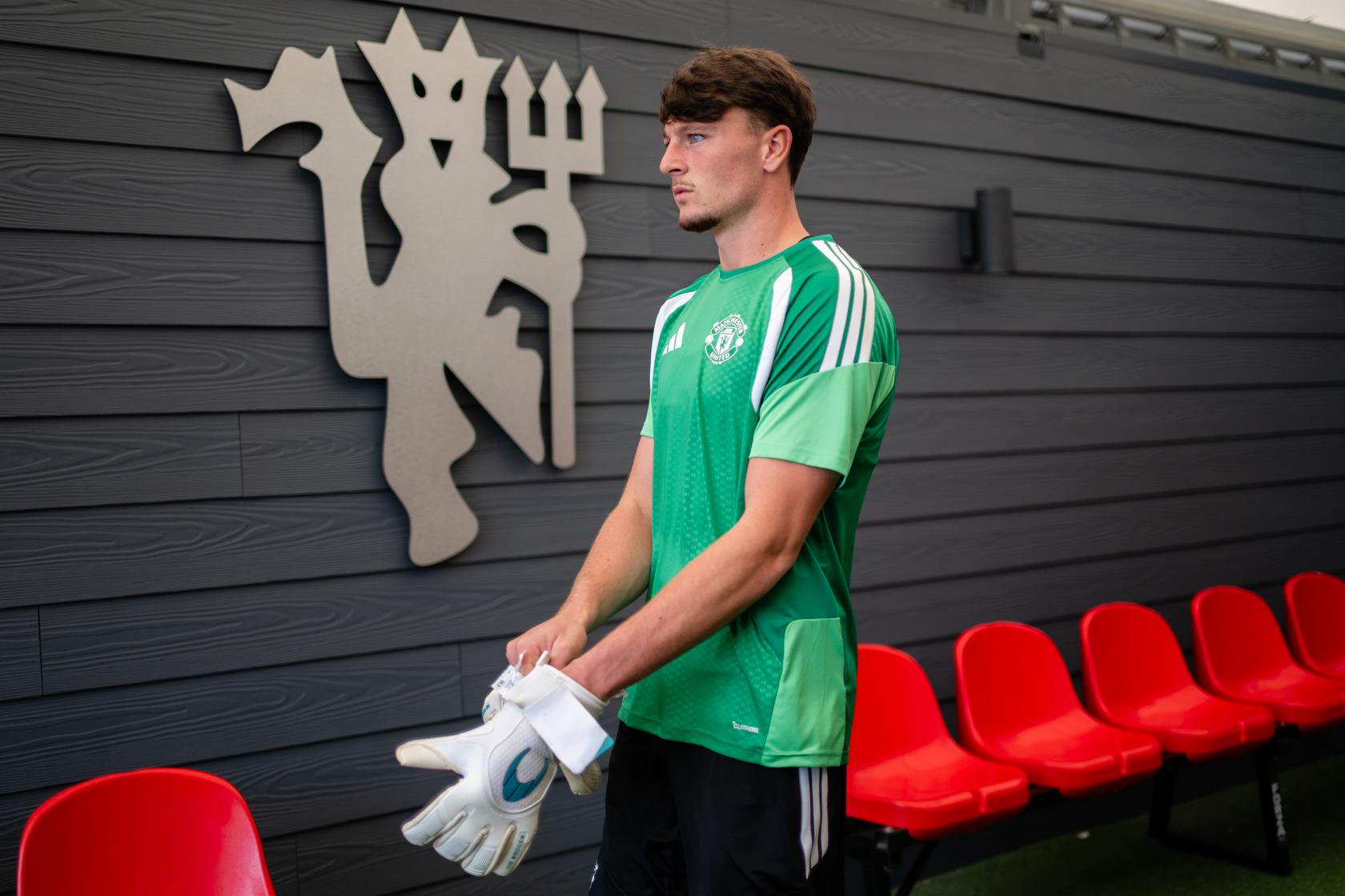 Elyh Harrison puts on his gloves to join training