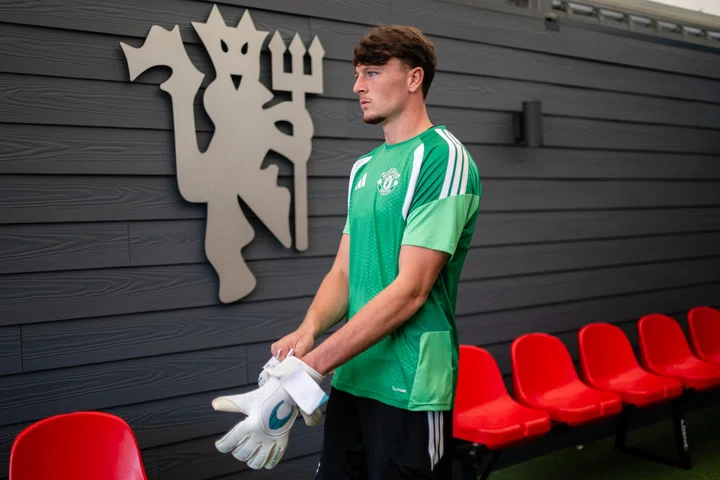 Elyh Harrison puts on his gloves to join training