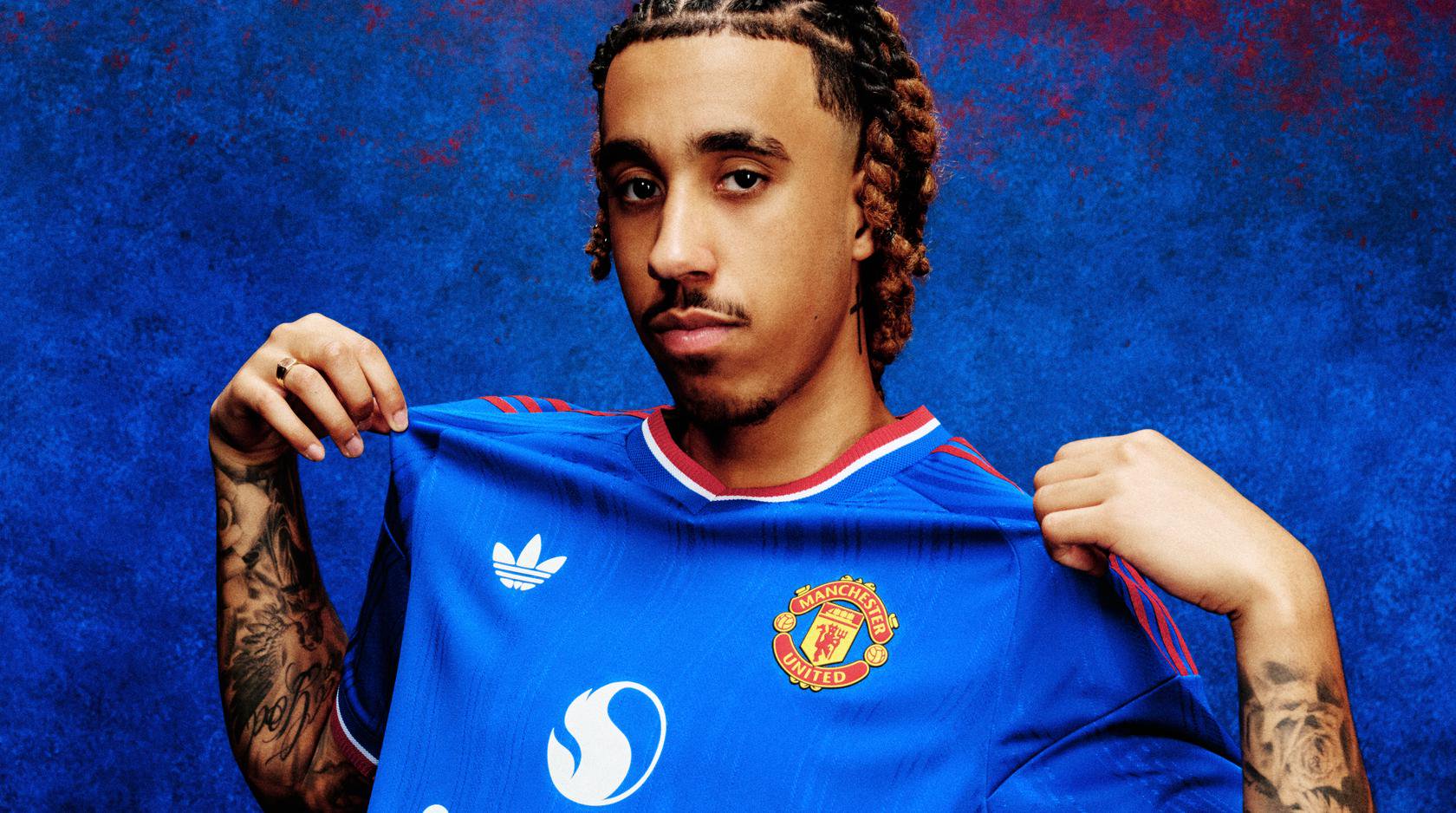 Leny Yoro pulling on 2026/27 away shirt