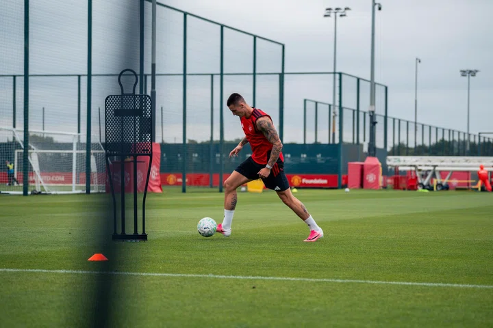 Benjamin Sesko runs with the ball during recovery session