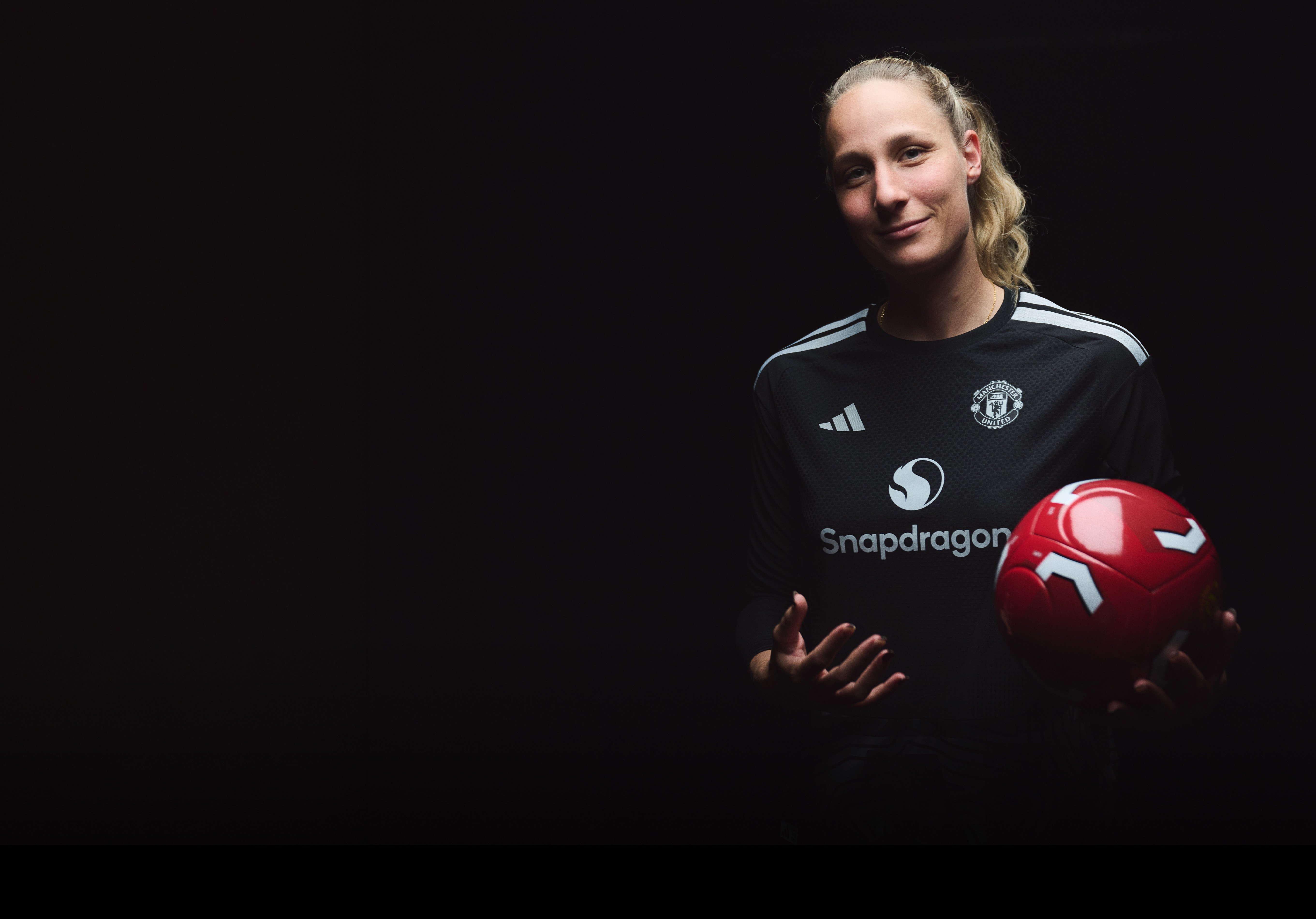 Janina Leitzig hero signing image