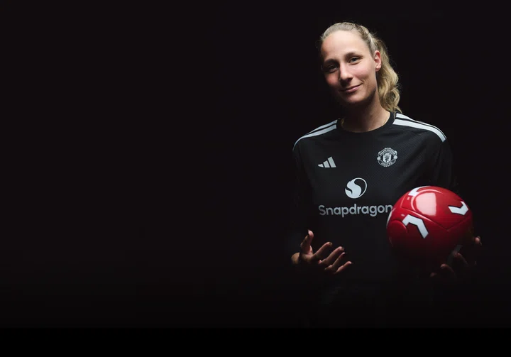 Janina Leitzig hero signing image