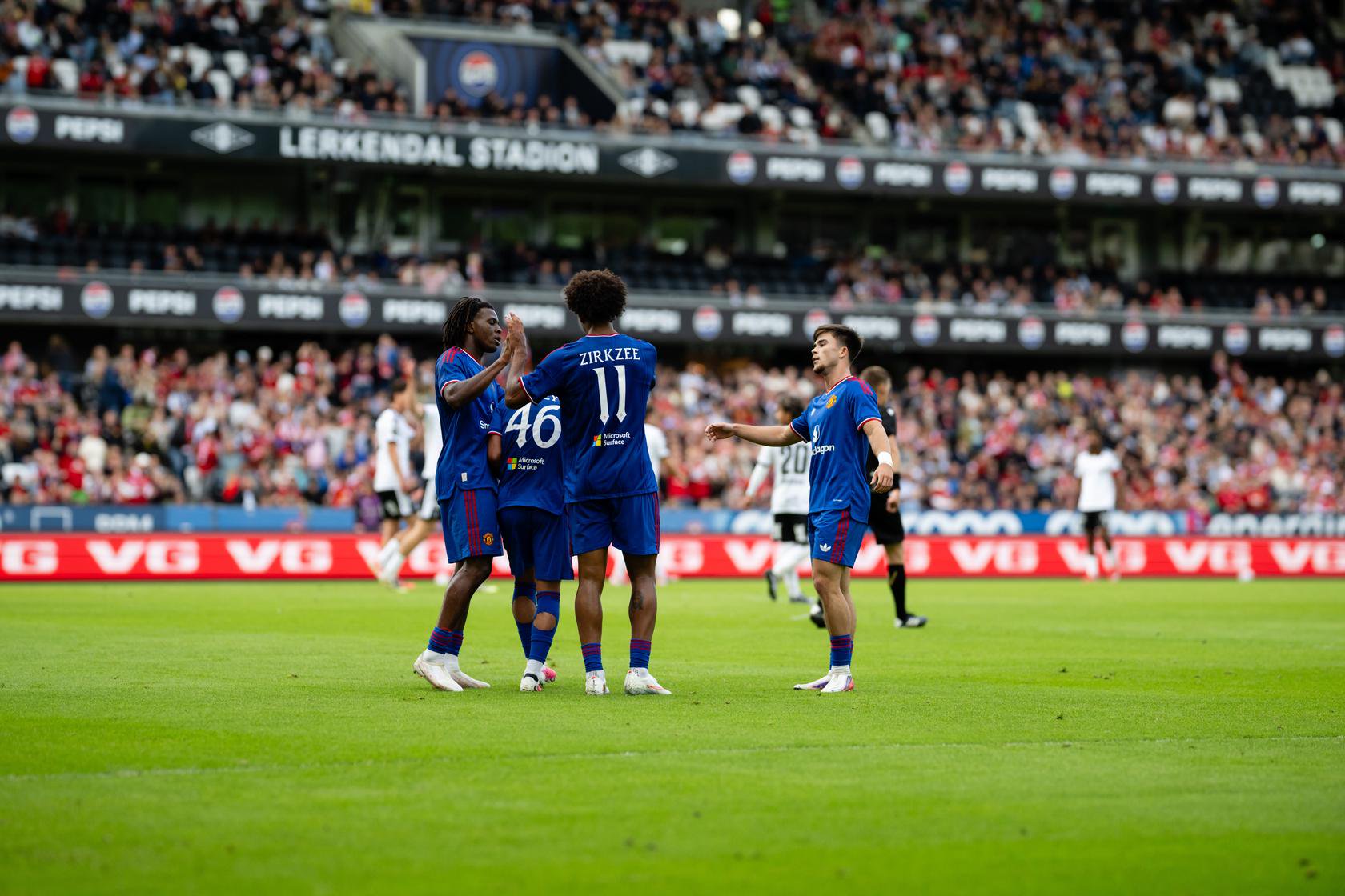 Dorgu, Lacey, Zirkzee and Amass celebrate a goal v Rosenborg