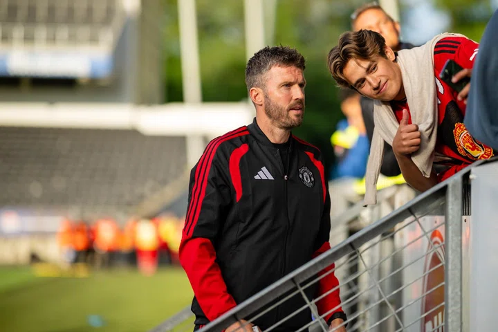 Michael Carrick poses for a picture with a fan