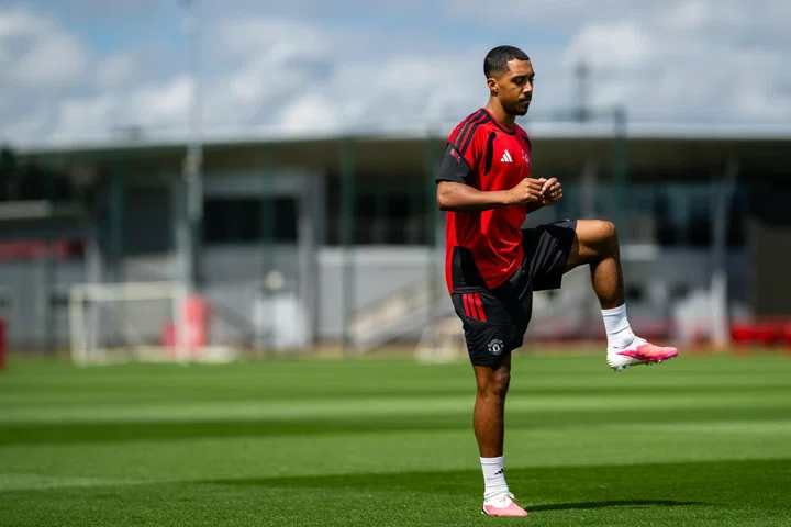 Youri Tielemans hurdle stretch