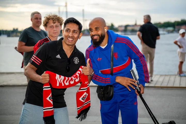 Bryan Mbeumo smiles with fan upon arrival at Stockholm hotel