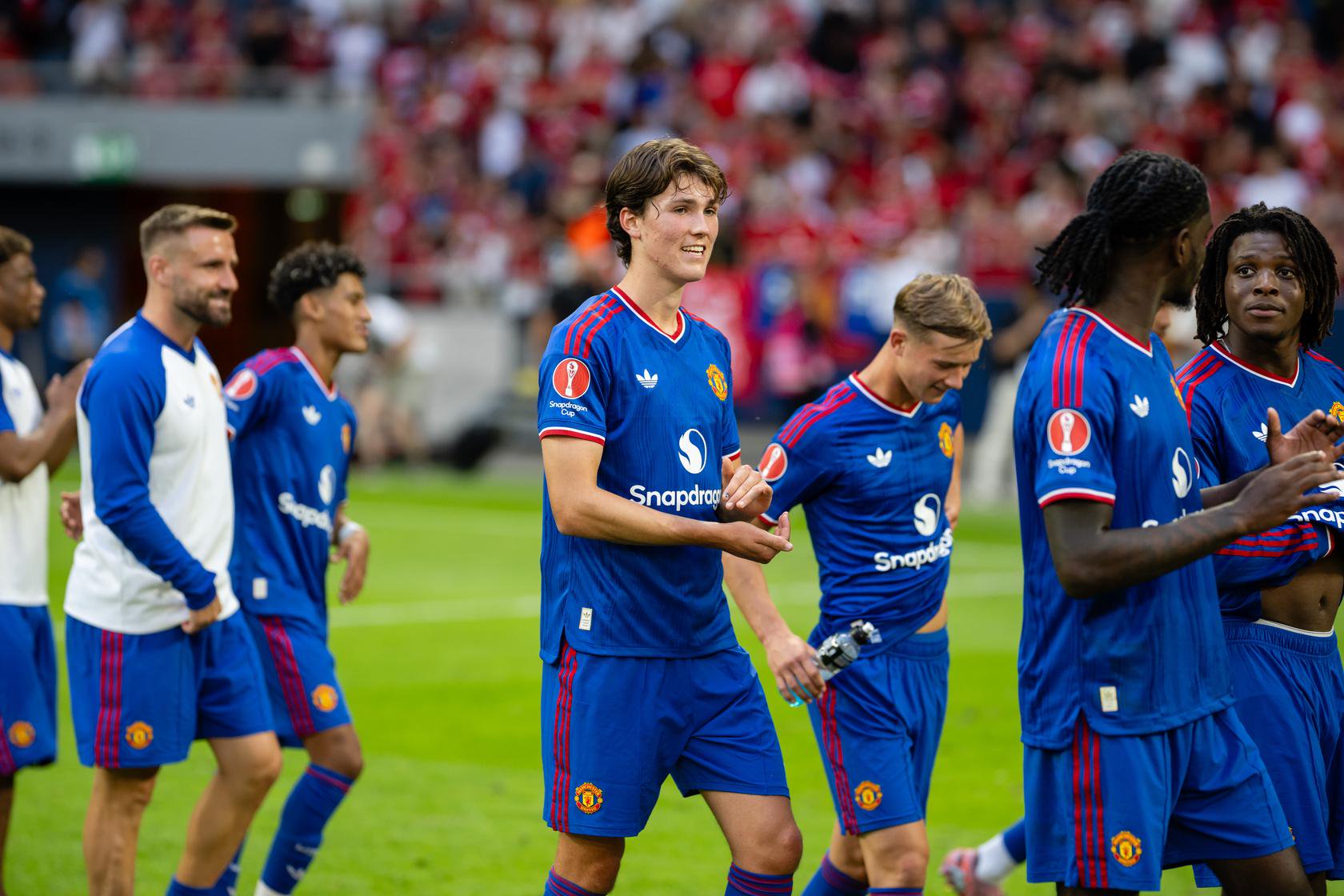 United players applaud fans at Strawberry Arena after victory over Atleti