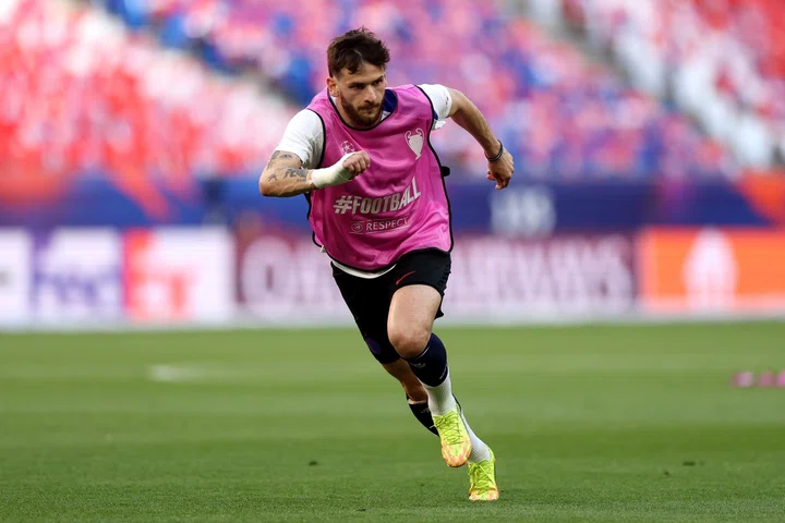 Khvicha Kvaratskhelia in warm-up for Paris Saint-Germain