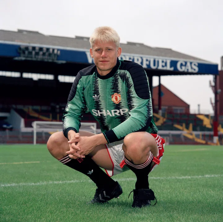 Peter Schmeichel poses as new United signing