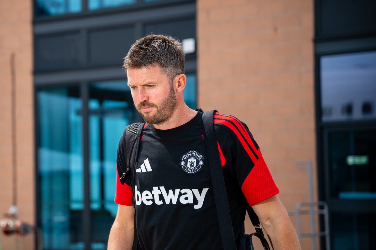 Carrick names side to face PSG