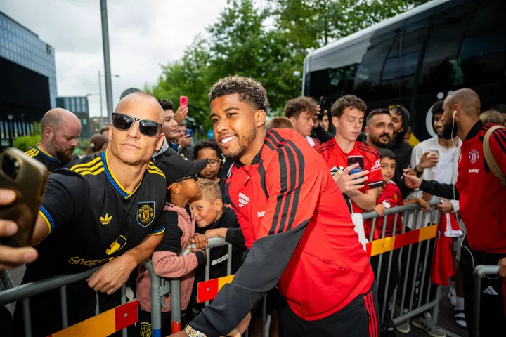 Andrey Santos smiles with fan upon arriving at Gothenburg hotel | 7 August 2026